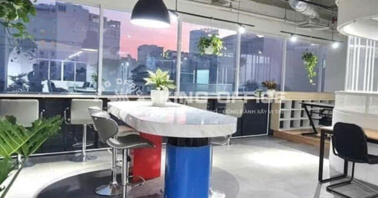 Góc làm việc hiện đại, nhiều ánh sáng tự nhiên tại văn phòng trọn gói Vision Space Quận 1